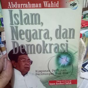 Islam, Negara, dan Demokrasi: himpunan percikan perenungan Gus Dur.